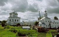 В старинном новгородском монастыре реставраторы спасают накренившуюся колокольню